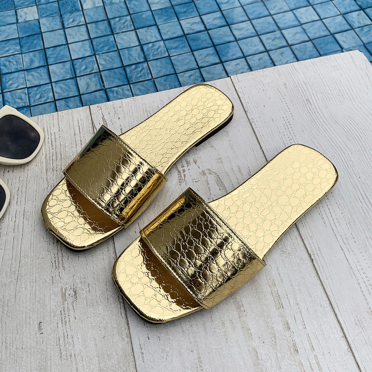Elegant Crocodile-Textured Slides – Chic Summer Flat Sandals for Women | Save 10% Today”
